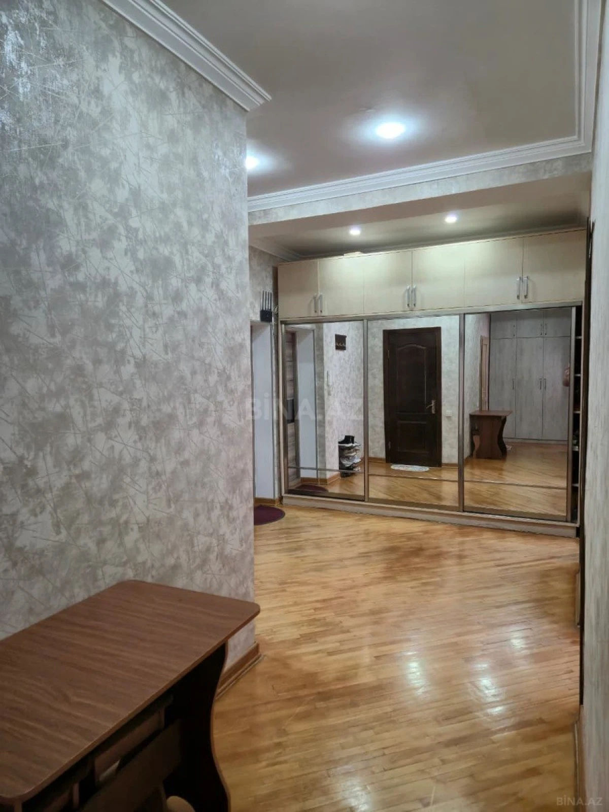 Satılır 2 otaqlı mənzil 92 m²