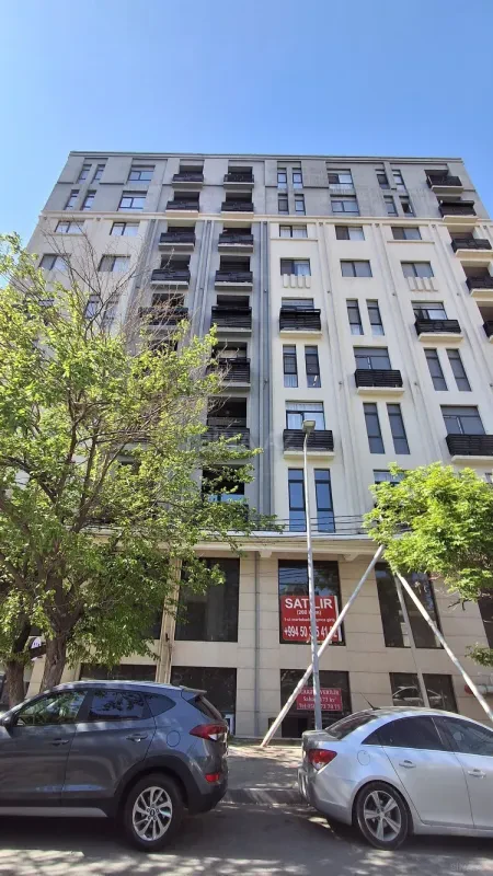 Satılır 4 otaqlı mənzil 221 m²