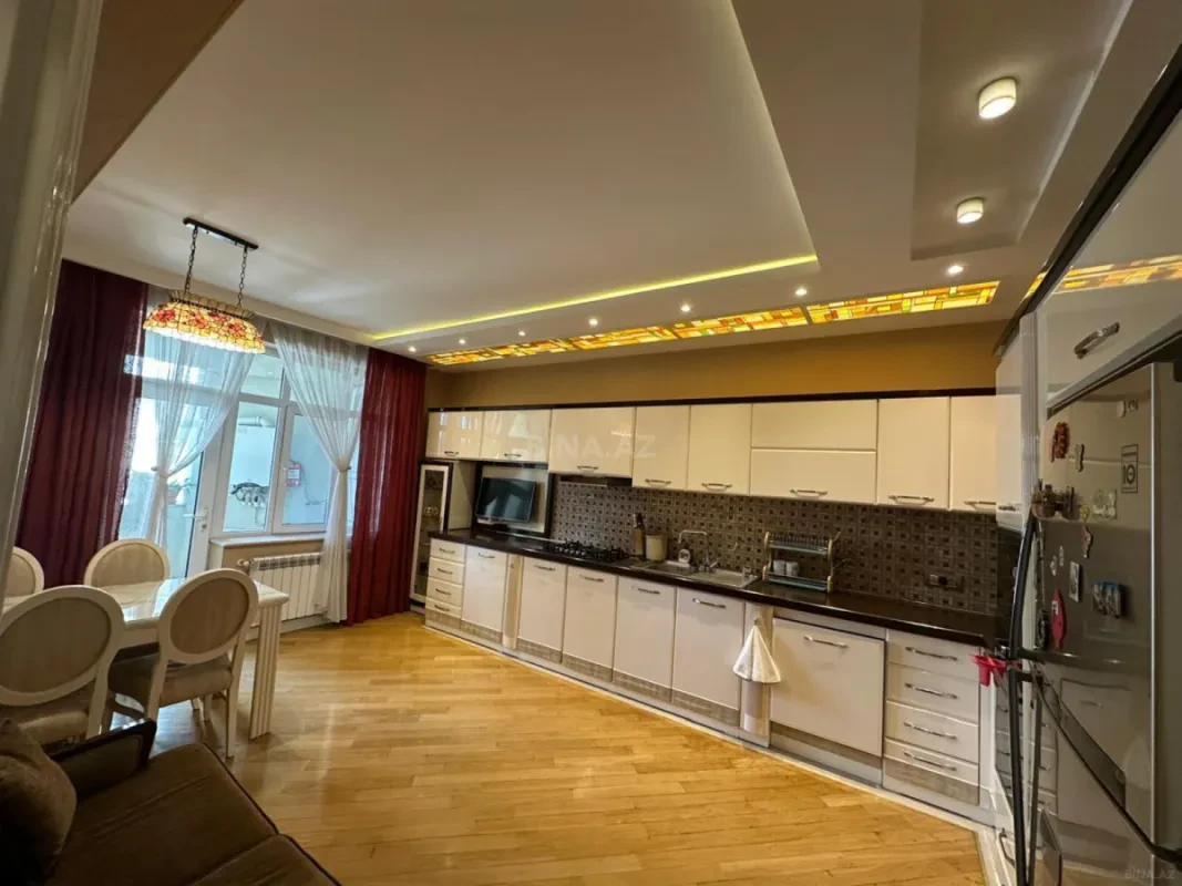 Kirayə verilir 3 otaqlı mənzil 180 m²