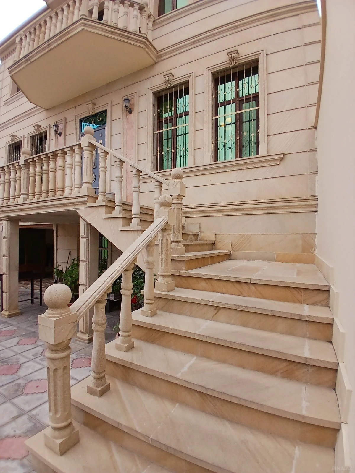 Satılır 6 otaqlı həyət evi 330 m²