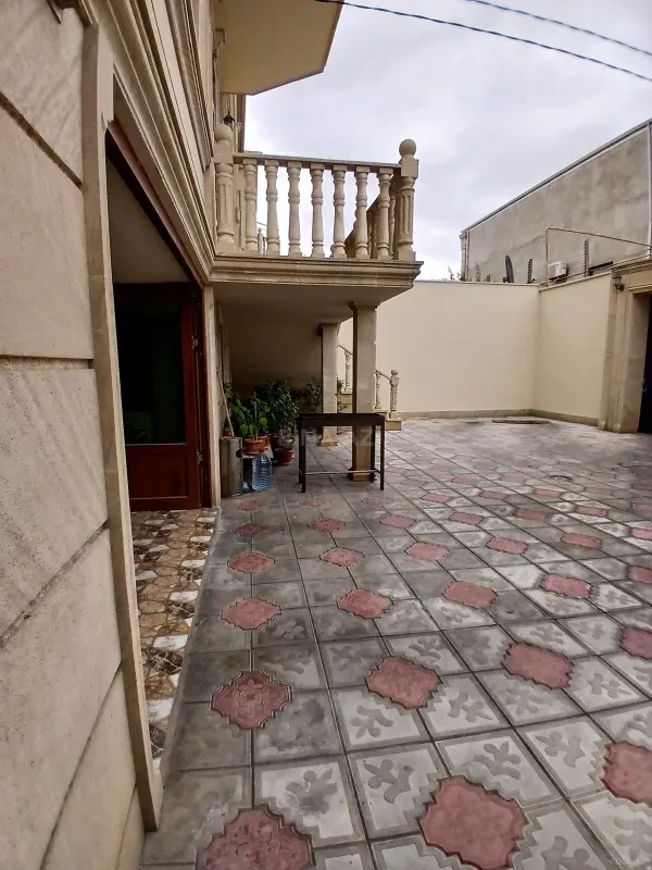Satılır 6 otaqlı həyət evi 330 m²