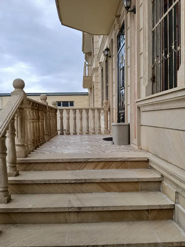 Satılır 6 otaqlı həyət evi 330 m²