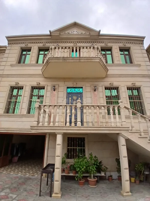 Satılır 6 otaqlı həyət evi 330 m²