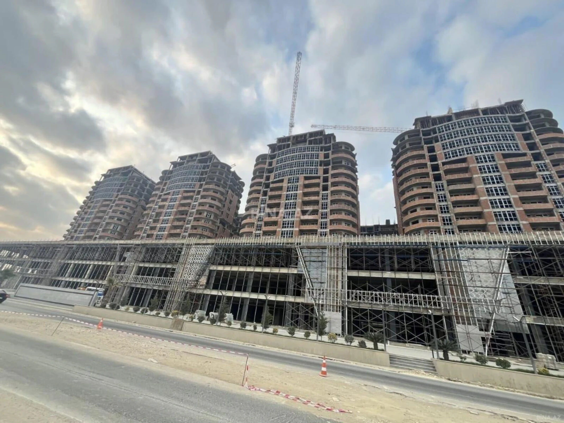 Satılır 2 otaqlı mənzil 77 m²