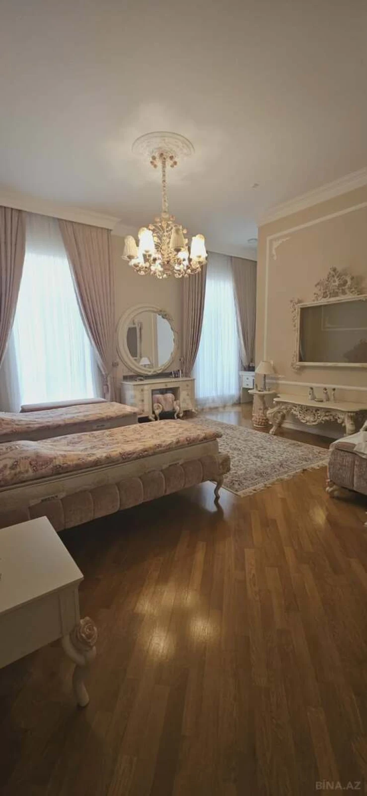 Satılır 14 otaqlı həyət evi 2000 m²