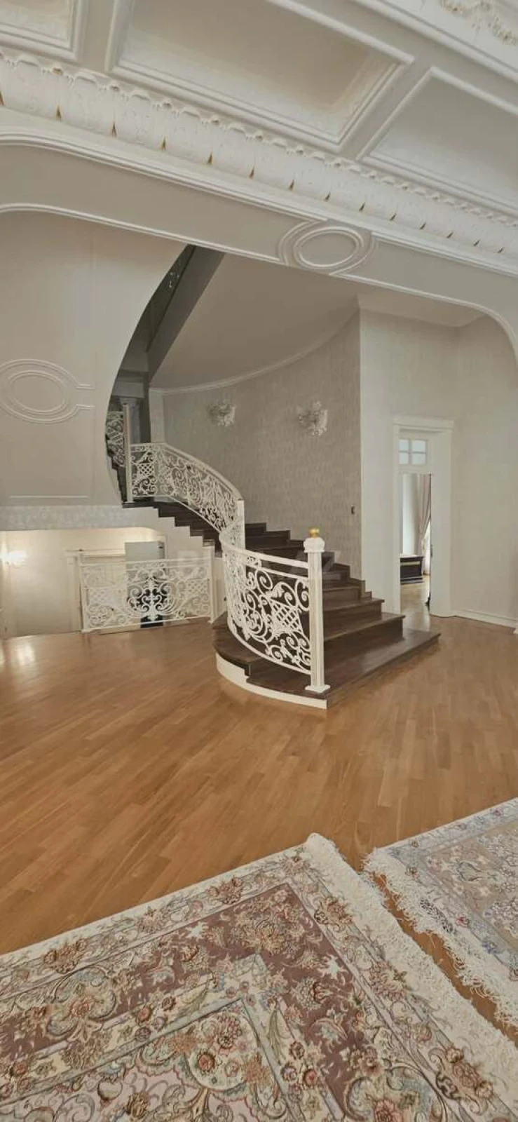 Satılır 14 otaqlı həyət evi 2000 m²