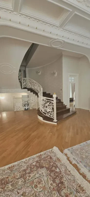 Satılır 14 otaqlı həyət evi 2000 m²