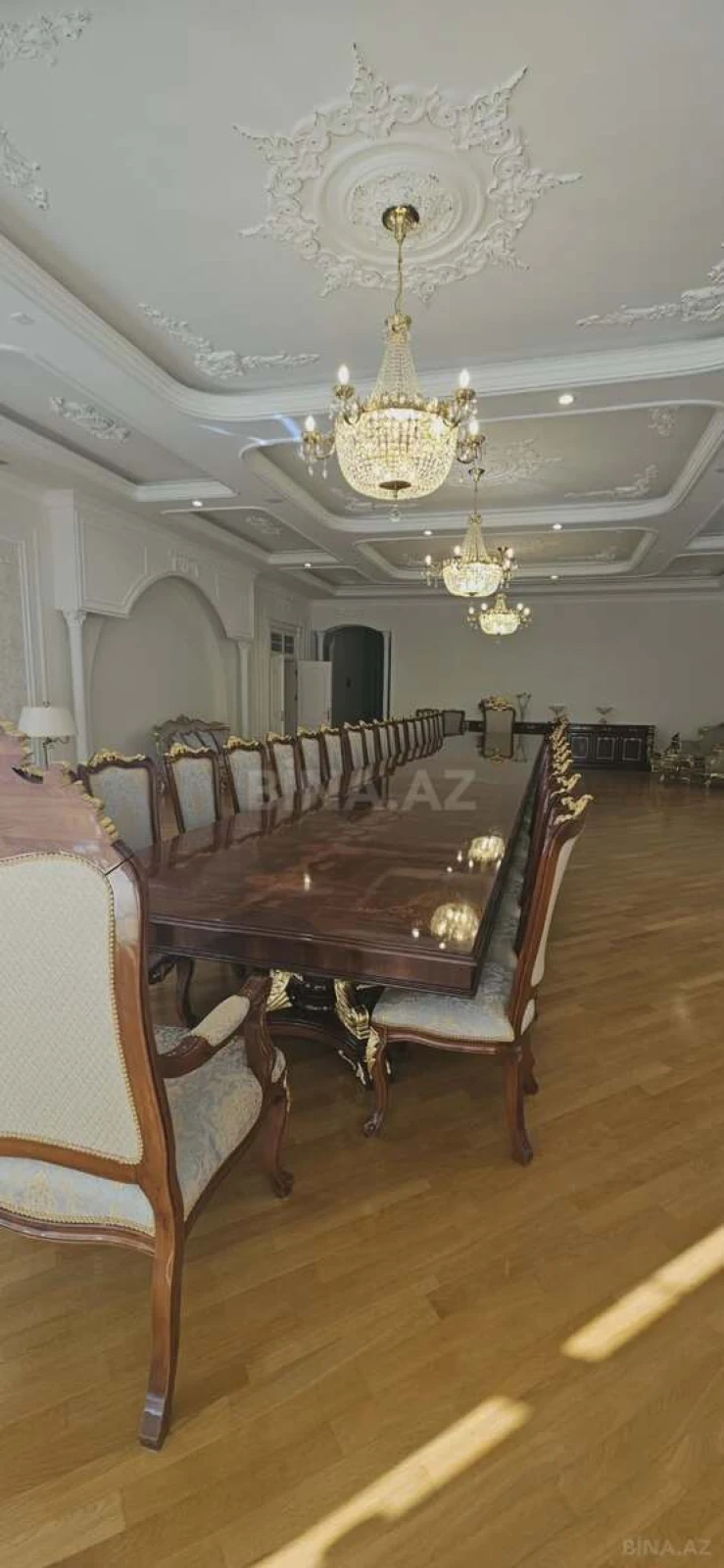 Satılır 14 otaqlı həyət evi 2000 m²