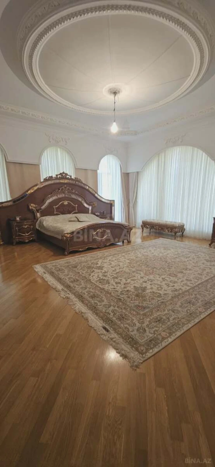 Satılır 14 otaqlı həyət evi 2000 m²