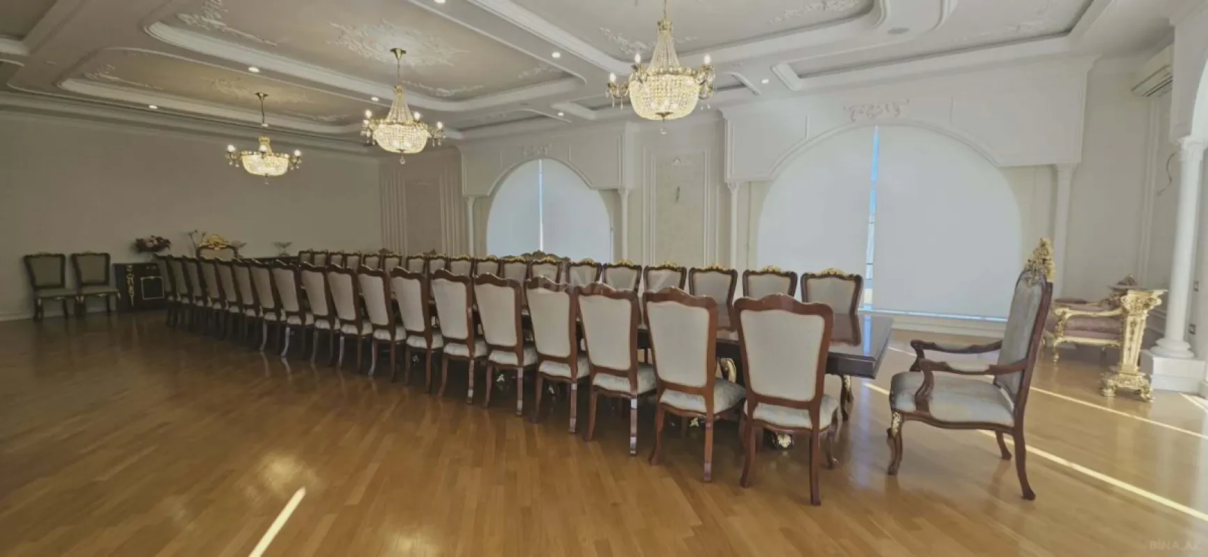 Satılır 14 otaqlı həyət evi 2000 m²