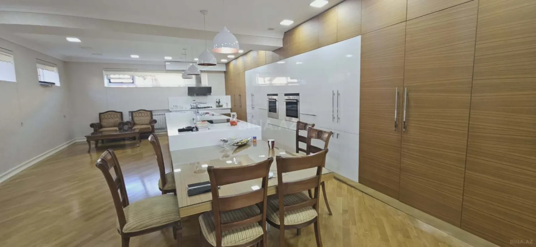 Satılır 14 otaqlı həyət evi 2000 m²