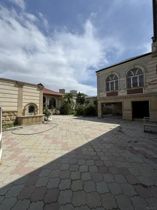 Satılır 7 otaqlı həyət evi 300 m²