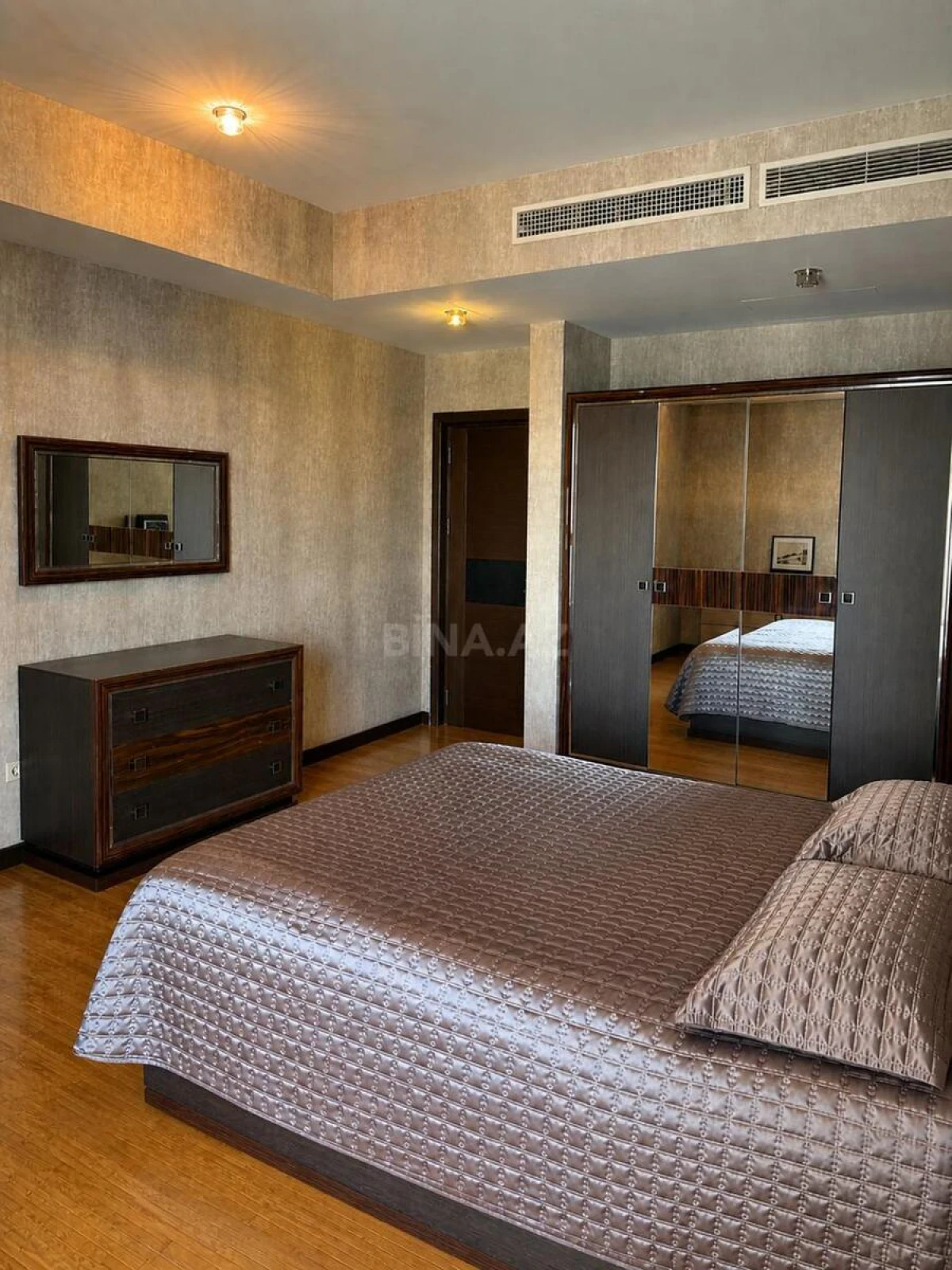 Kirayə verilir 4 otaqlı mənzil 200 m²