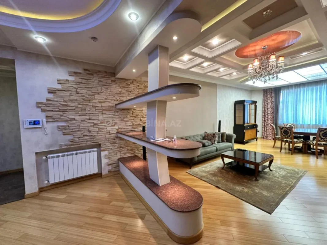 Satılır 4 otaqlı mənzil 185 m²