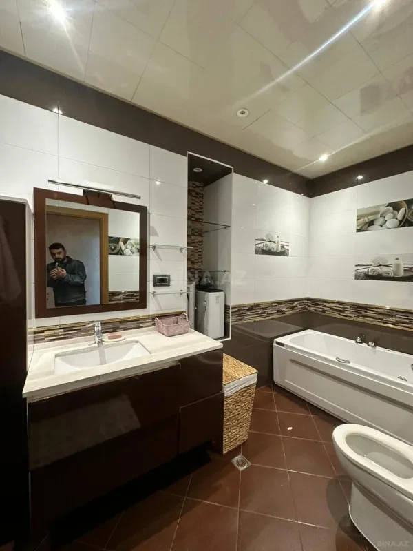 Satılır 4 otaqlı mənzil 185 m²