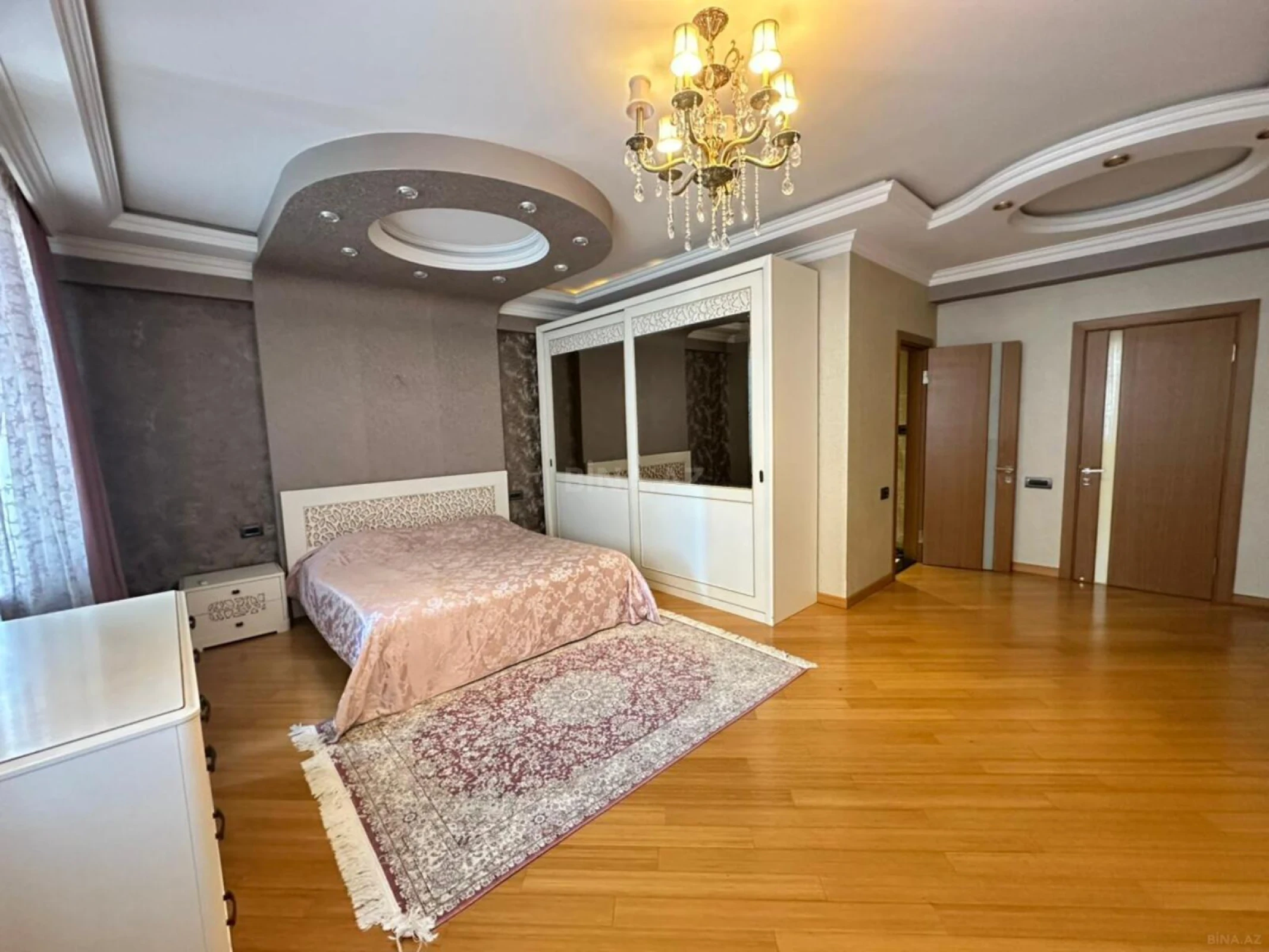Satılır 4 otaqlı mənzil 185 m²