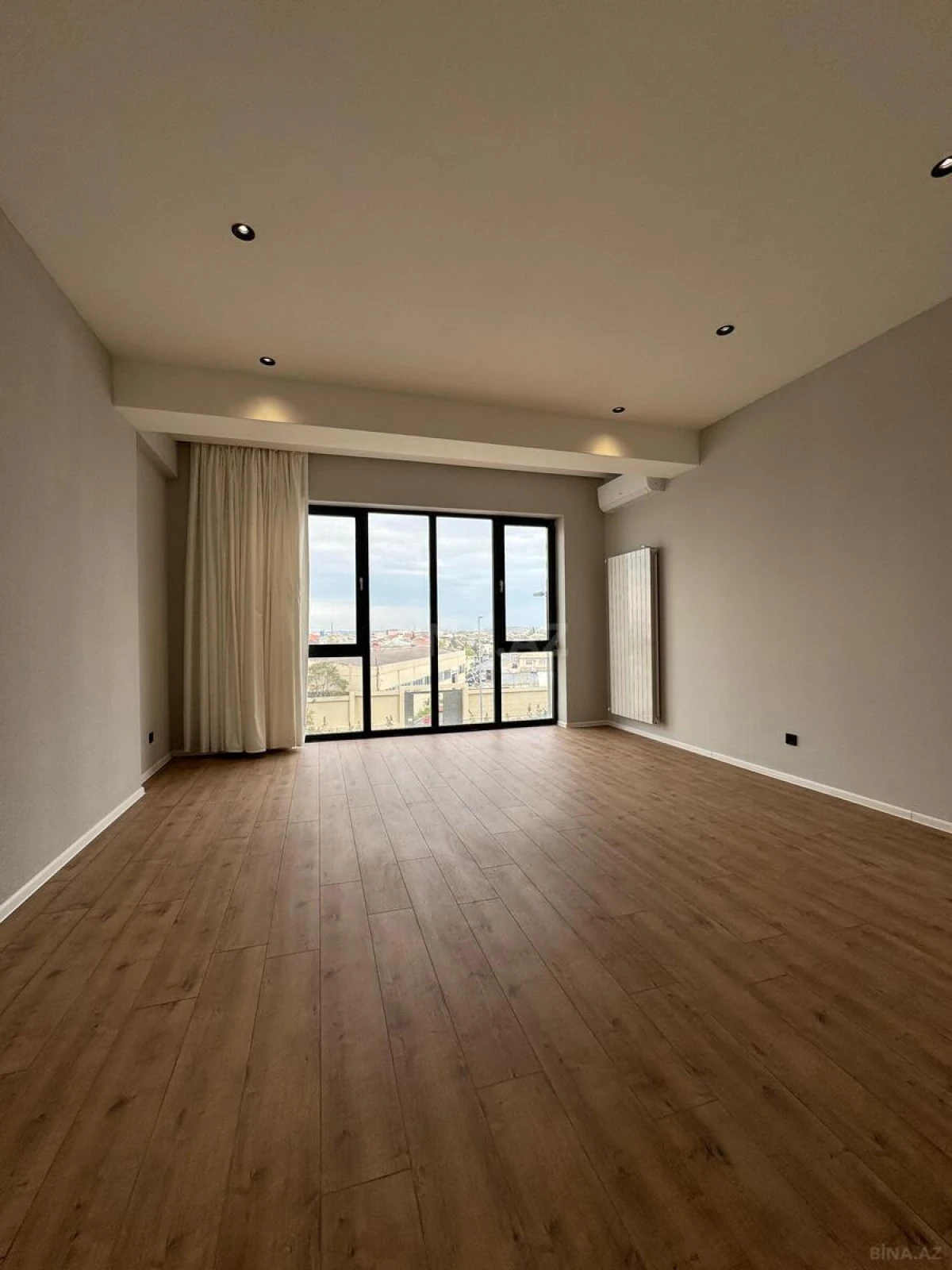Satılır 4 otaqlı mənzil 173 m²