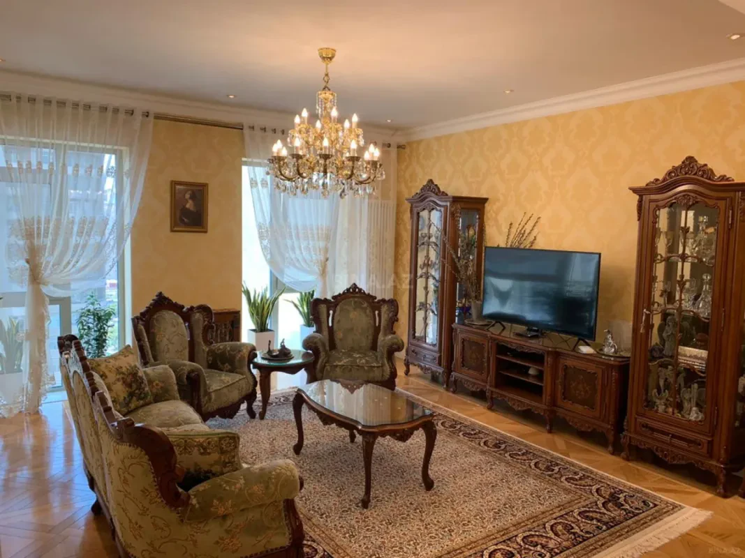 Satılır 3 otaqlı mənzil 135 m²