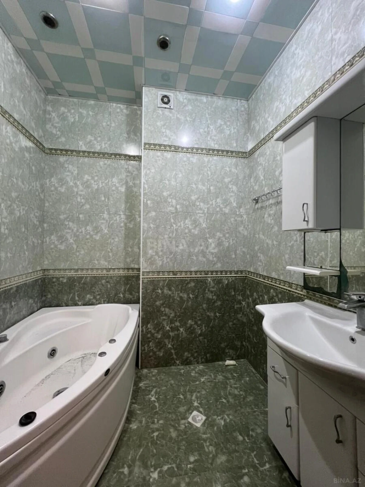 Satılır 3 otaqlı mənzil 125 m²