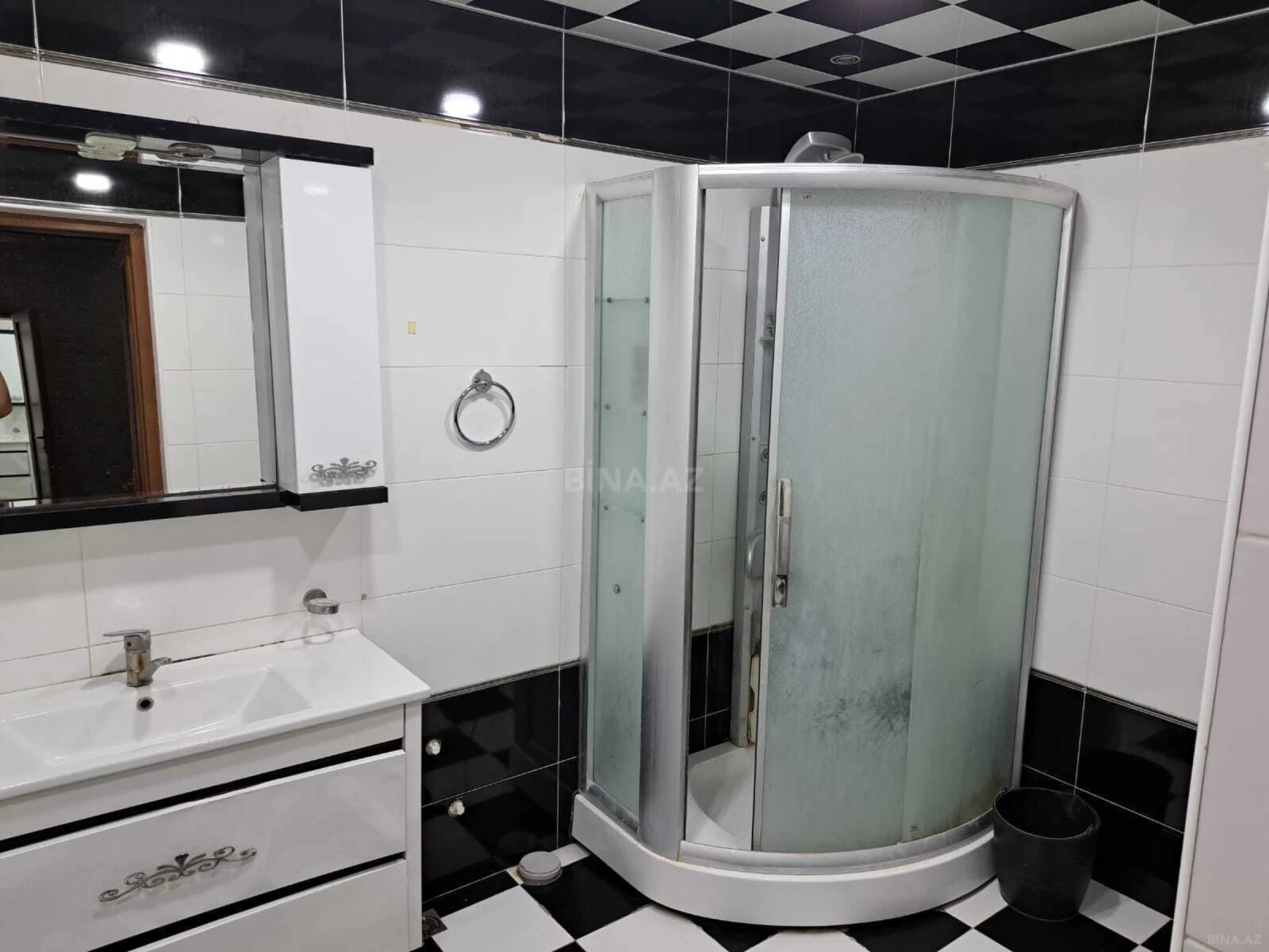Satılır 3 otaqlı mənzil 135 m²