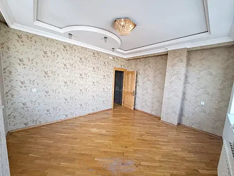 Satılır 3 otaqlı mənzil 135 m²