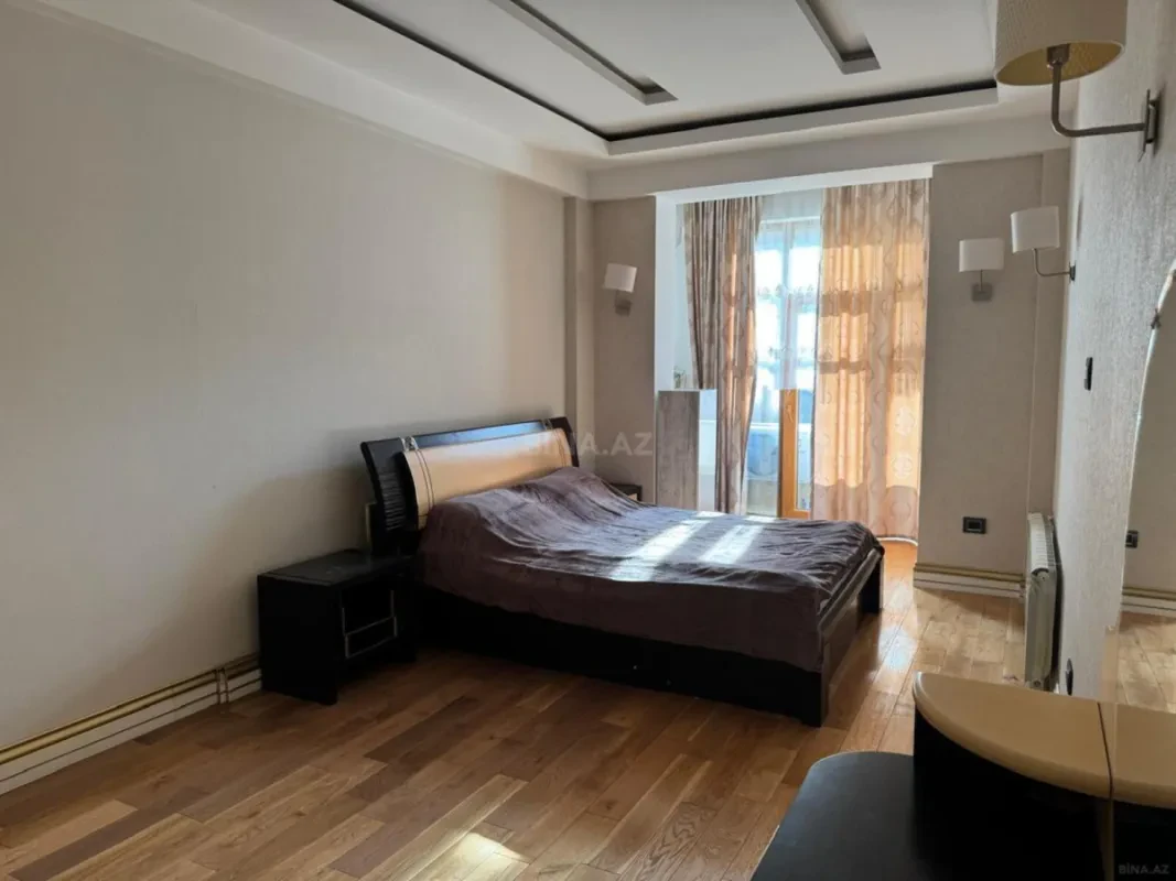 Satılır 4 otaqlı mənzil 150 m²