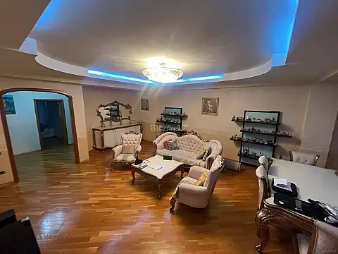 Kirayə verilir 5 otaqlı mənzil 185 m²