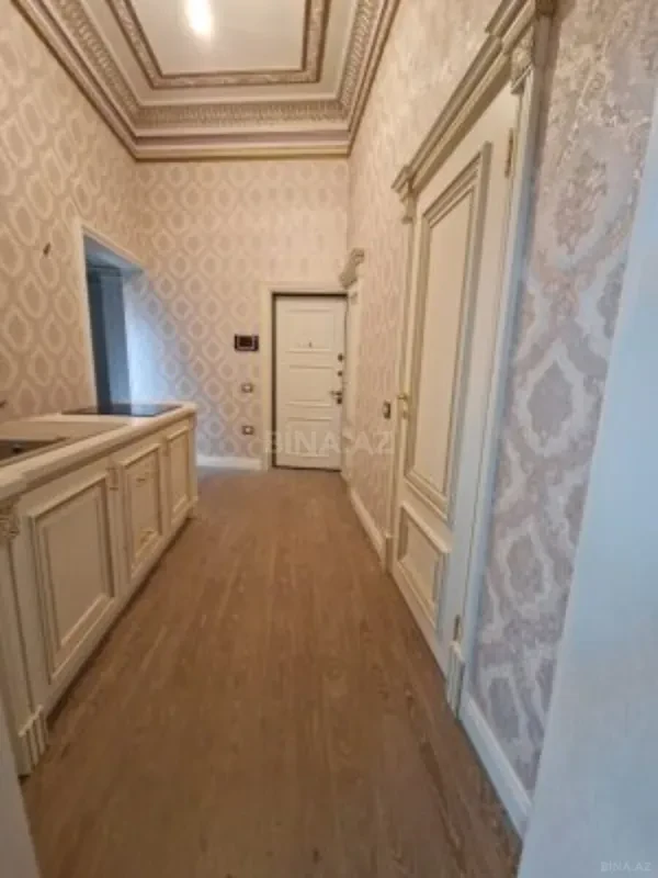 Satılır 5 otaqlı mənzil 220 m²