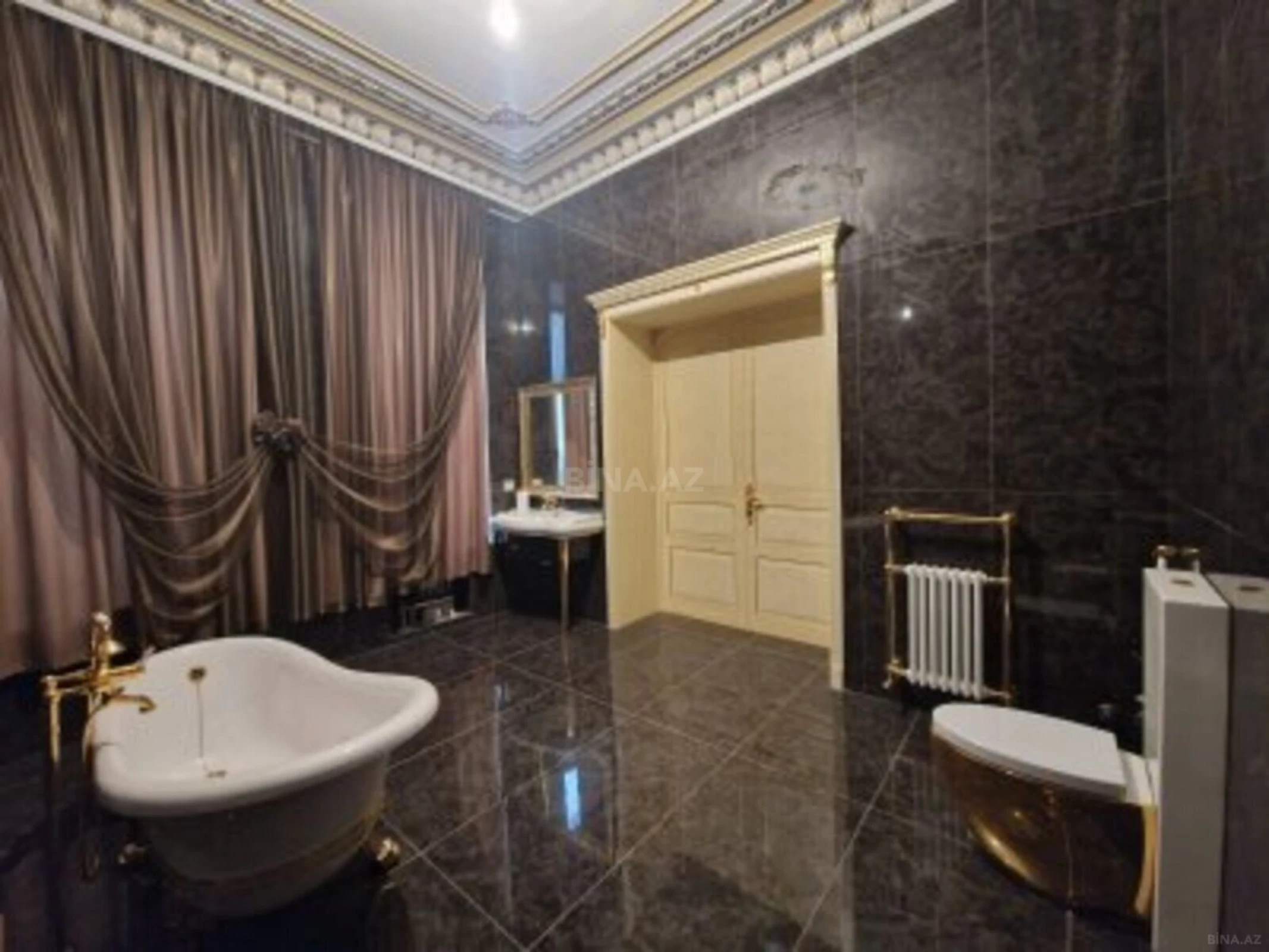 Satılır 5 otaqlı mənzil 220 m²