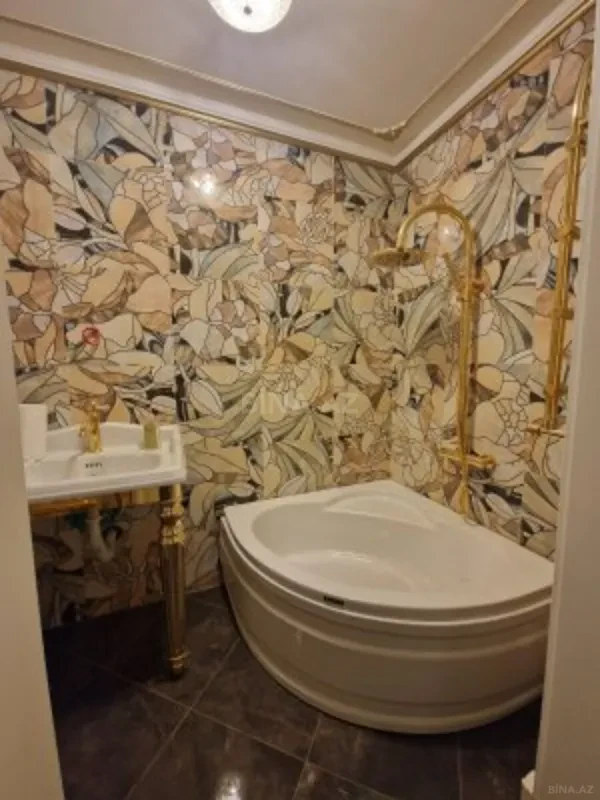 Satılır 5 otaqlı mənzil 220 m²