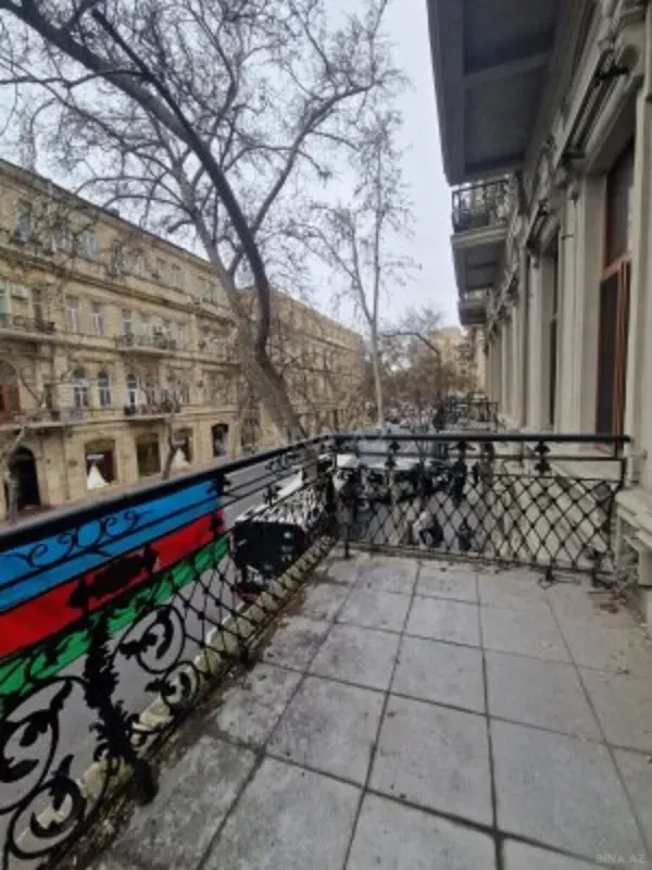 Satılır 5 otaqlı mənzil 220 m²