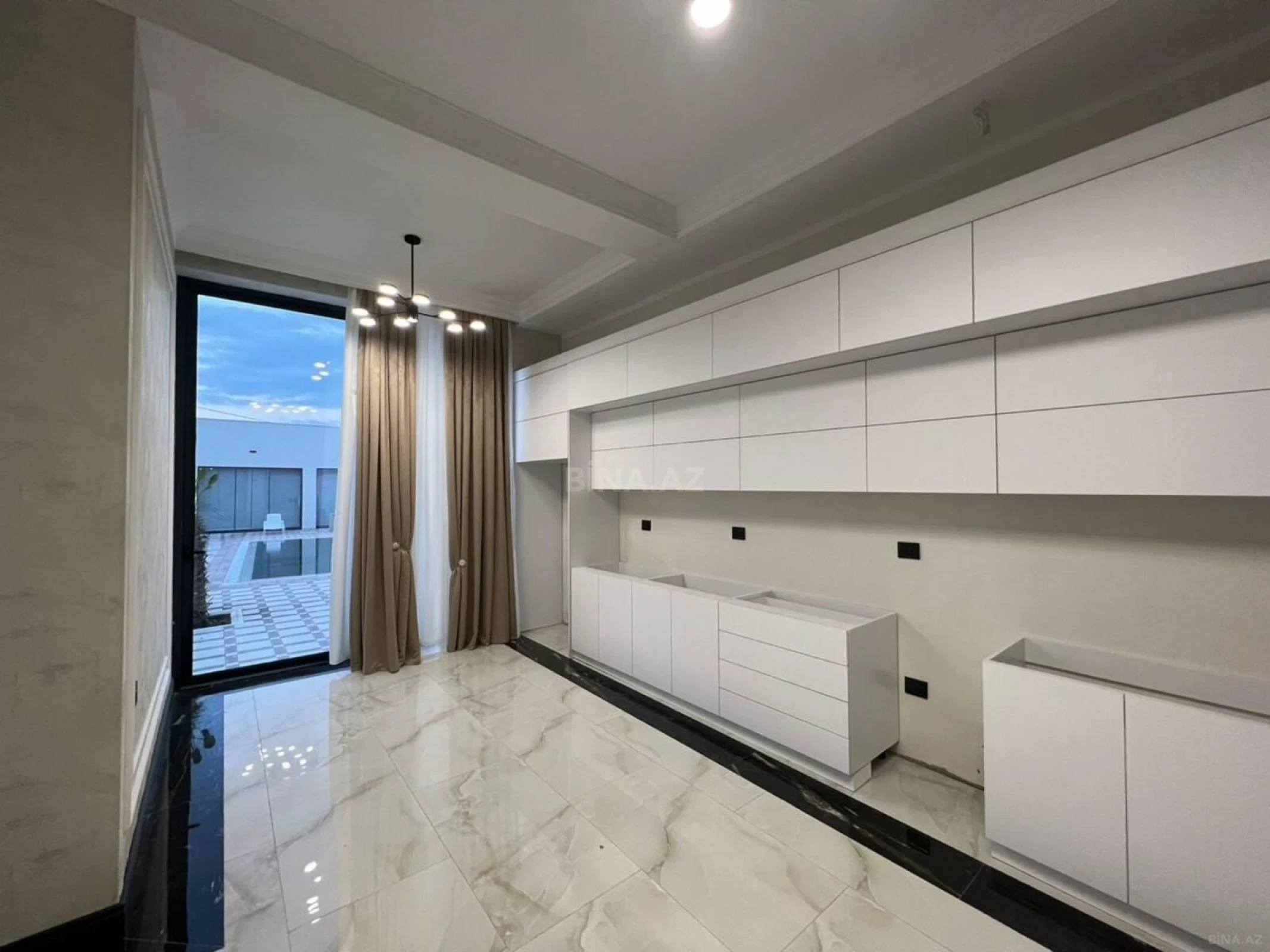 Satılır 6 otaqlı həyət evi 370 m²