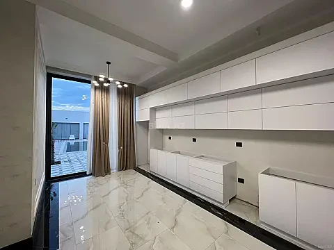 Satılır 6 otaqlı həyət evi 370 m²