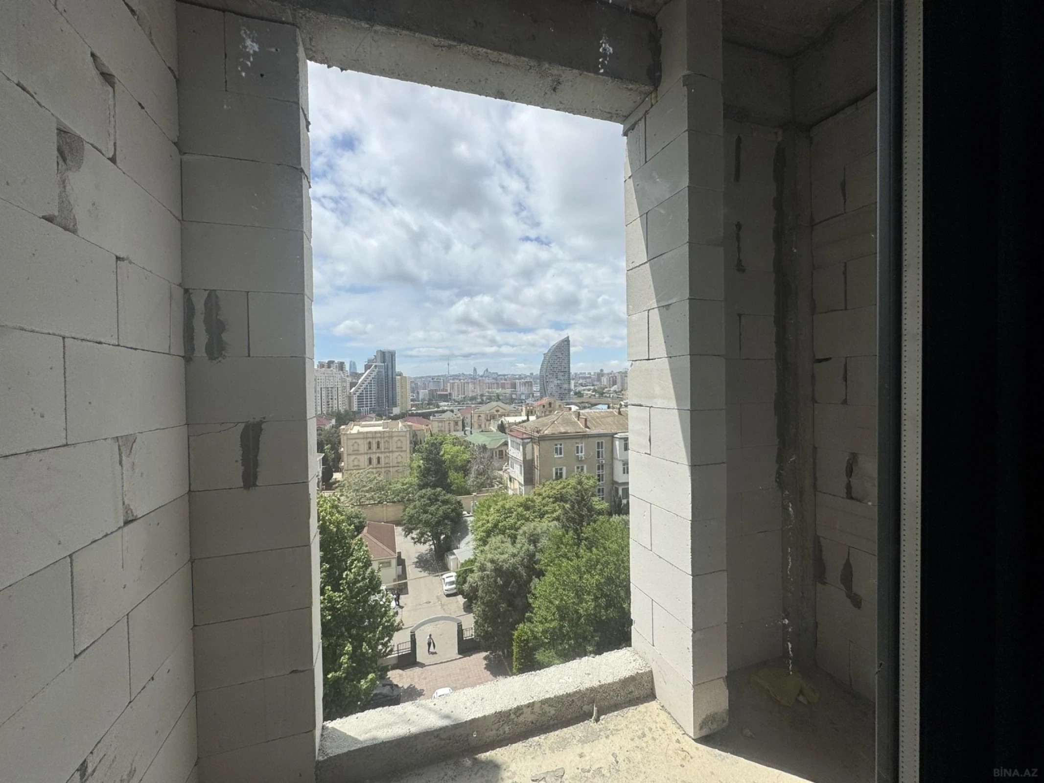 Satılır 4 otaqlı mənzil 212 m²
