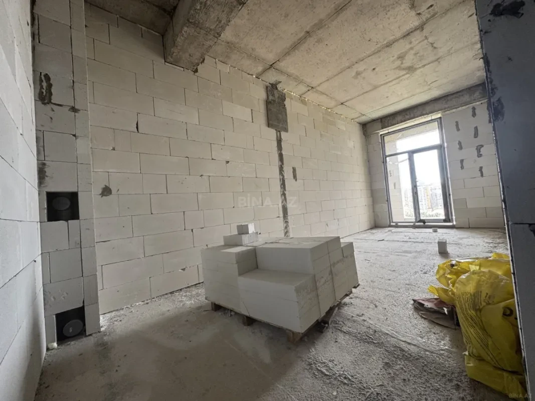Satılır 4 otaqlı mənzil 212 m²
