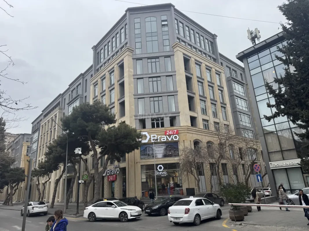 Satılır 4 otaqlı mənzil 212 m²