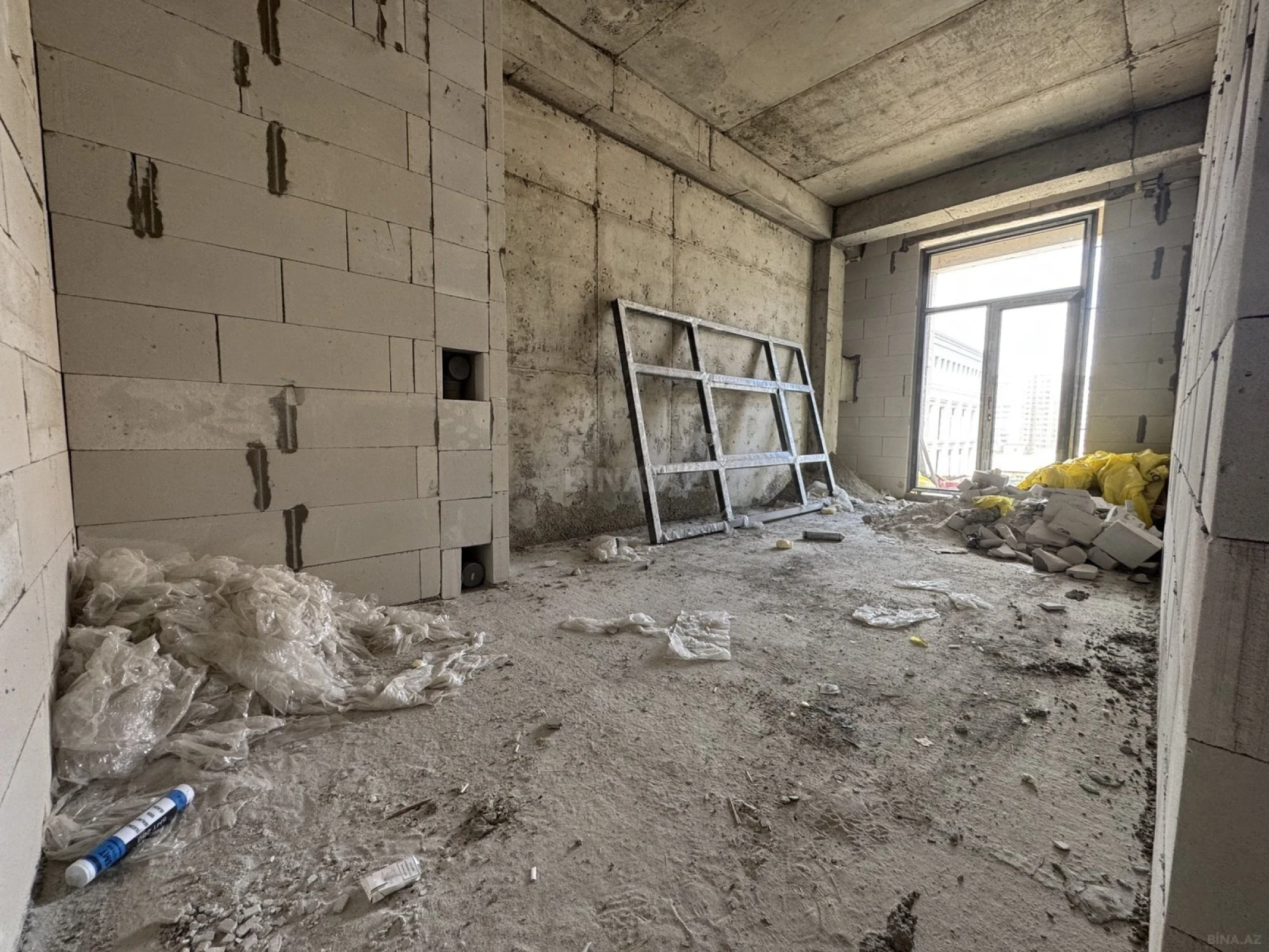 Satılır 4 otaqlı mənzil 212 m²