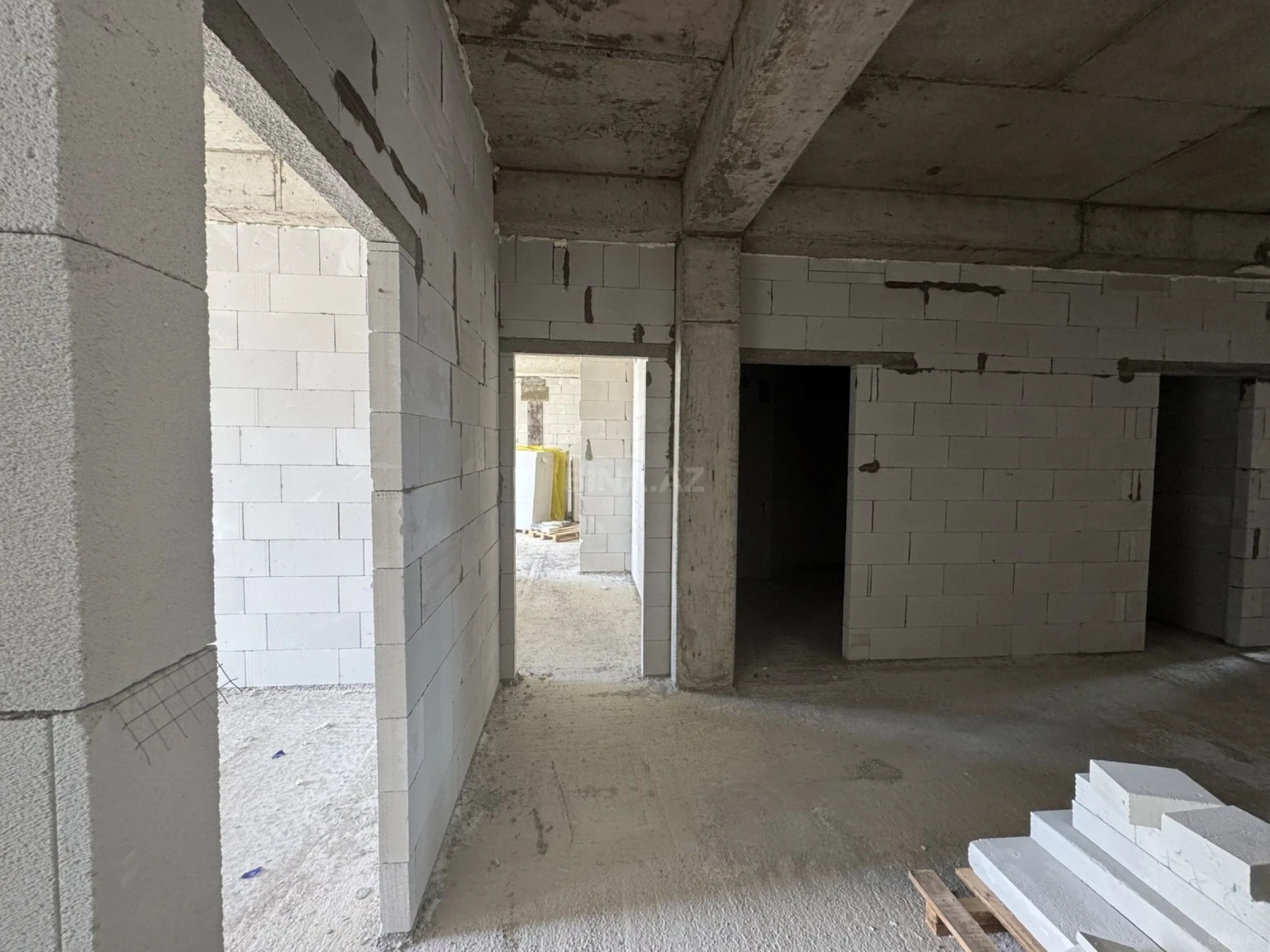 Satılır 4 otaqlı mənzil 212 m²