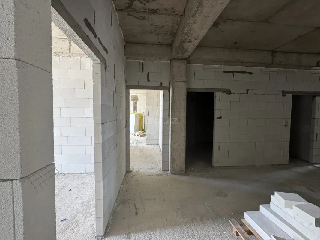 Satılır 4 otaqlı mənzil 212 m²