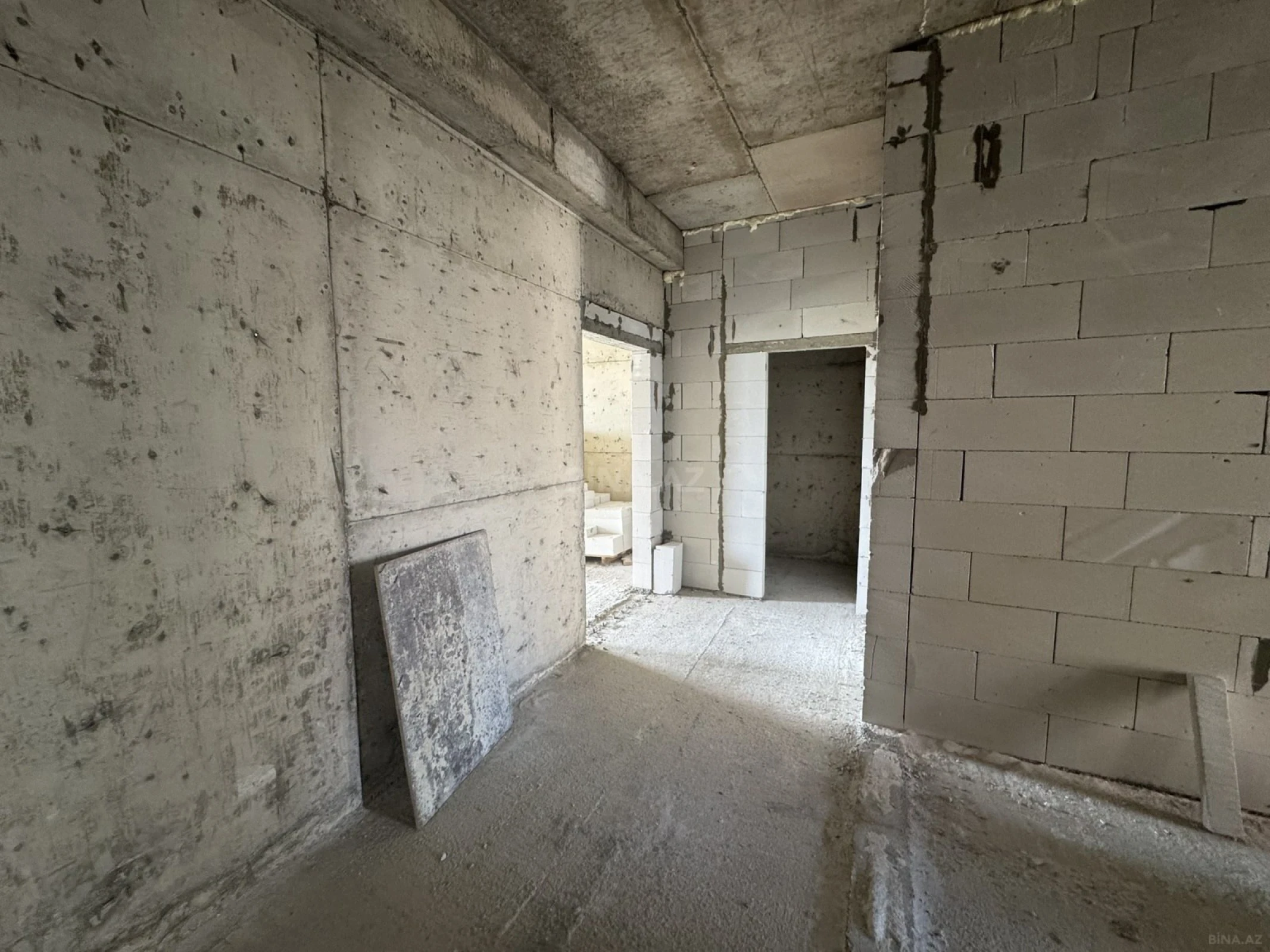 Satılır 4 otaqlı mənzil 212 m²