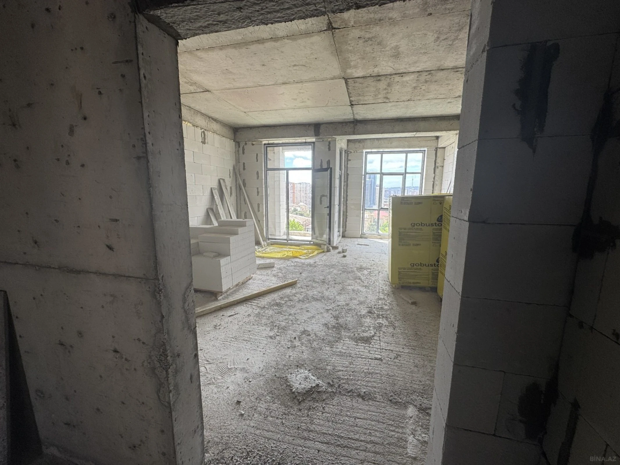 Satılır 4 otaqlı mənzil 212 m²