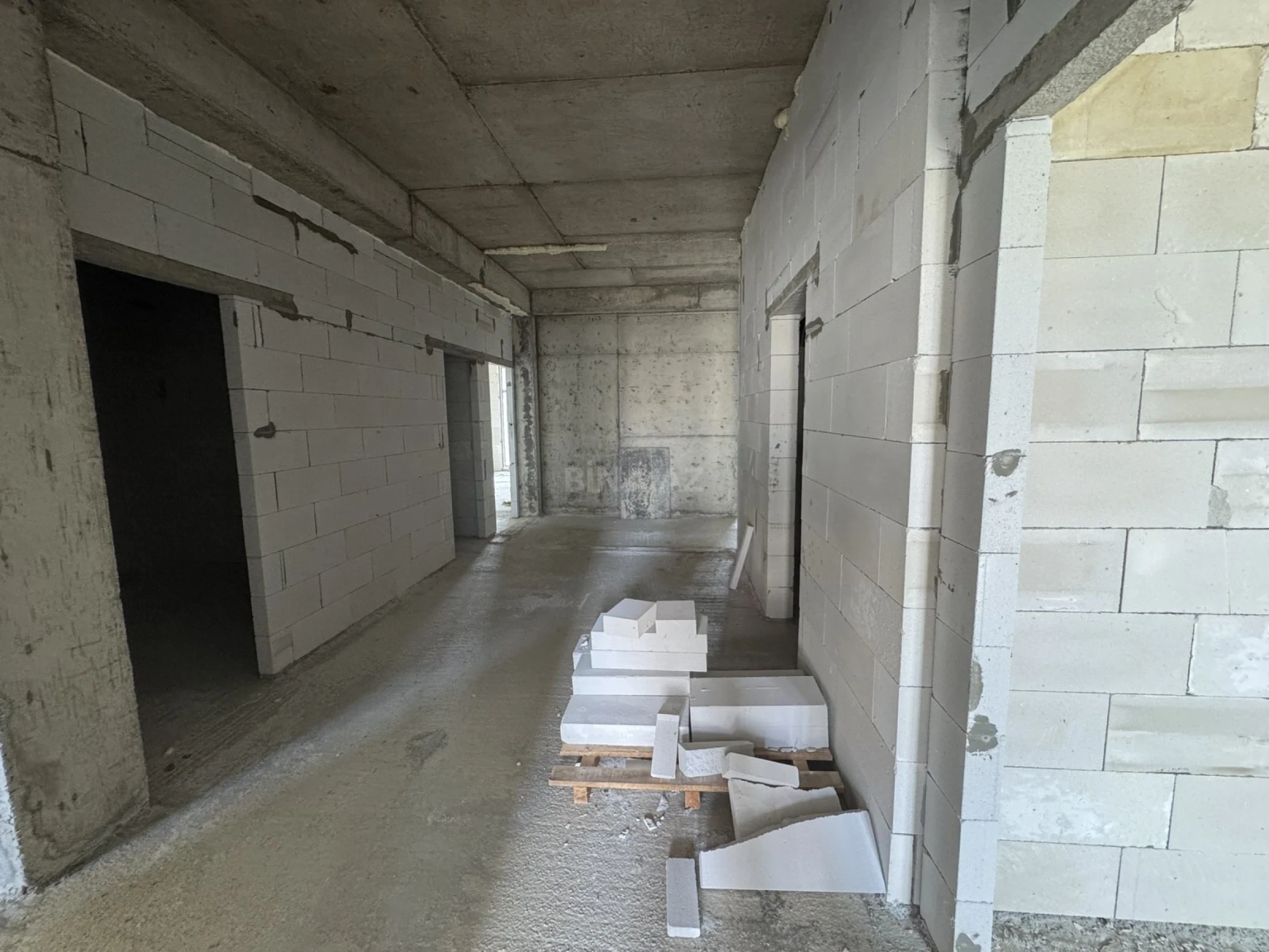 Satılır 4 otaqlı mənzil 212 m²