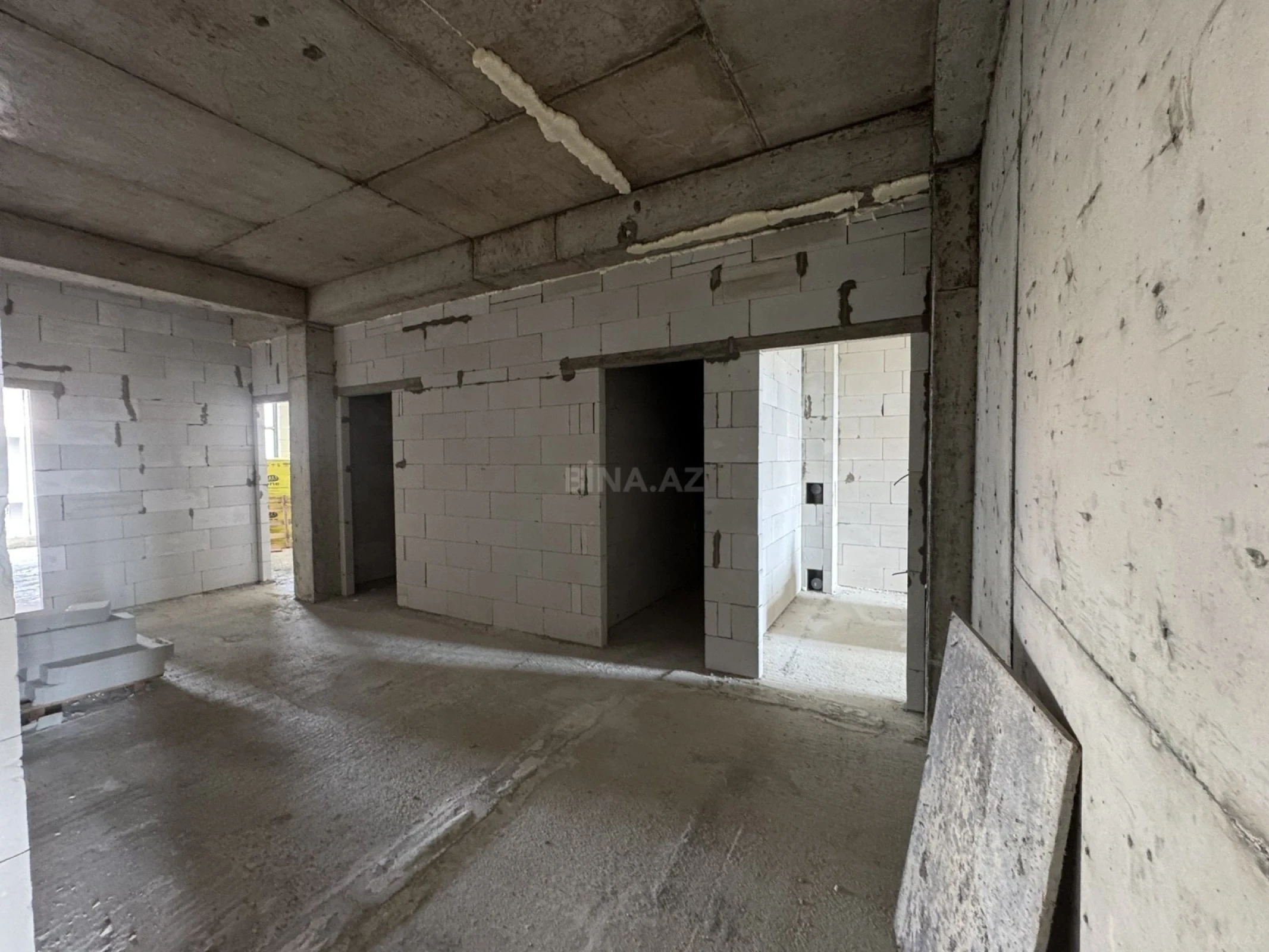 Satılır 4 otaqlı mənzil 212 m²