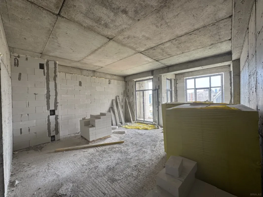 Satılır 4 otaqlı mənzil 212 m²