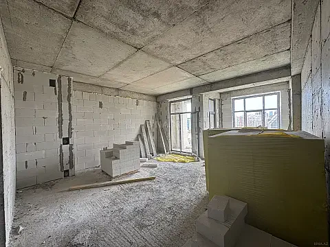 Satılır 4 otaqlı mənzil 212 m²