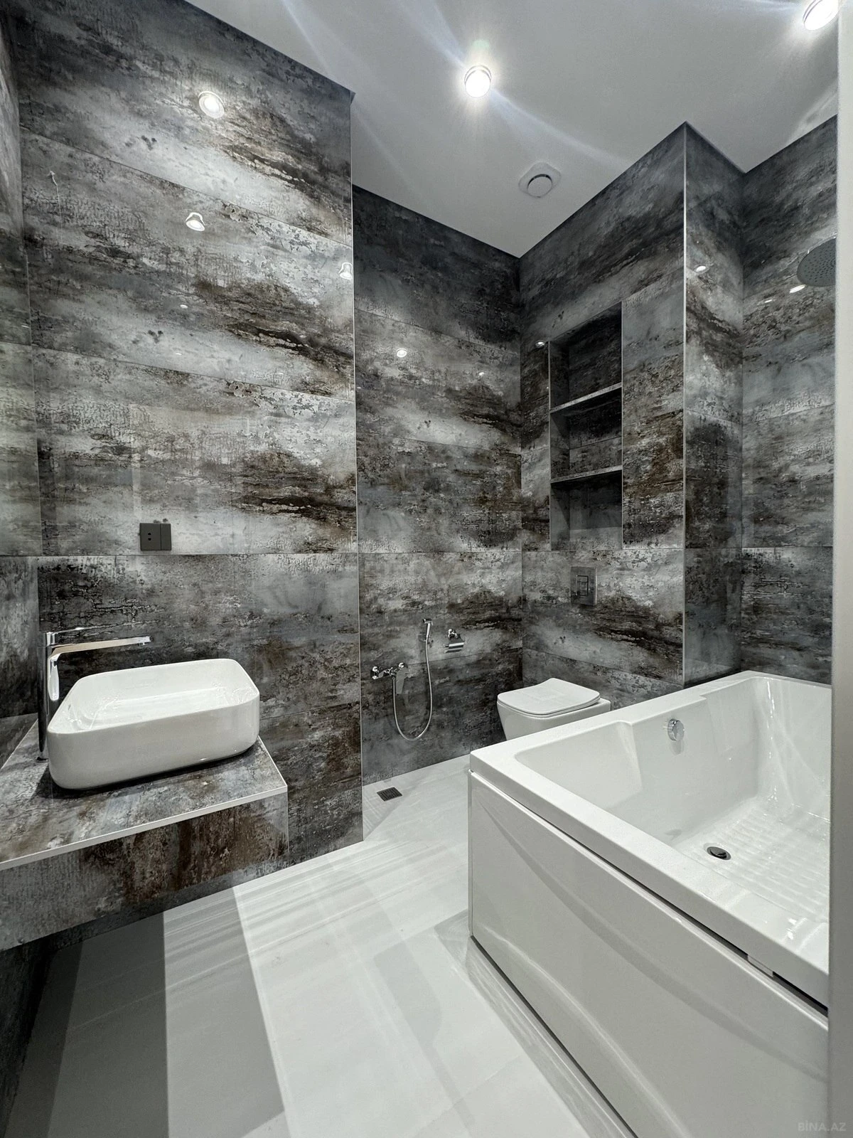 Satılır 4 otaqlı mənzil 117 m²