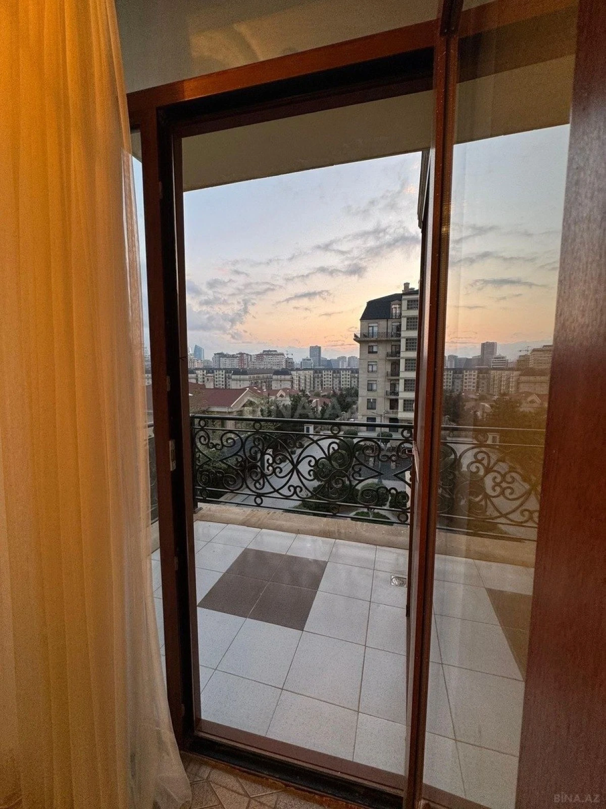 Kirayə verilir 3 otaqlı mənzil 145 m²