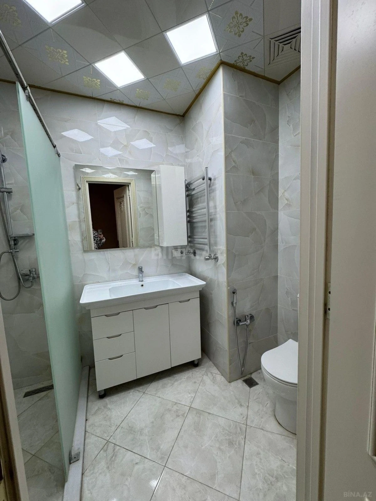 Kirayə verilir 3 otaqlı mənzil 145 m²