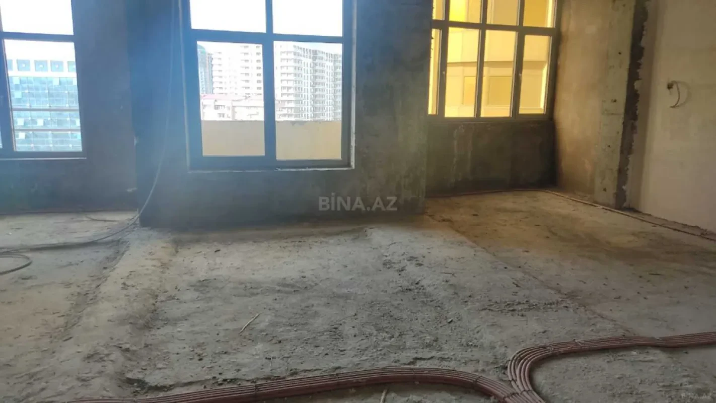 Satılır 4 otaqlı mənzil 188 m²