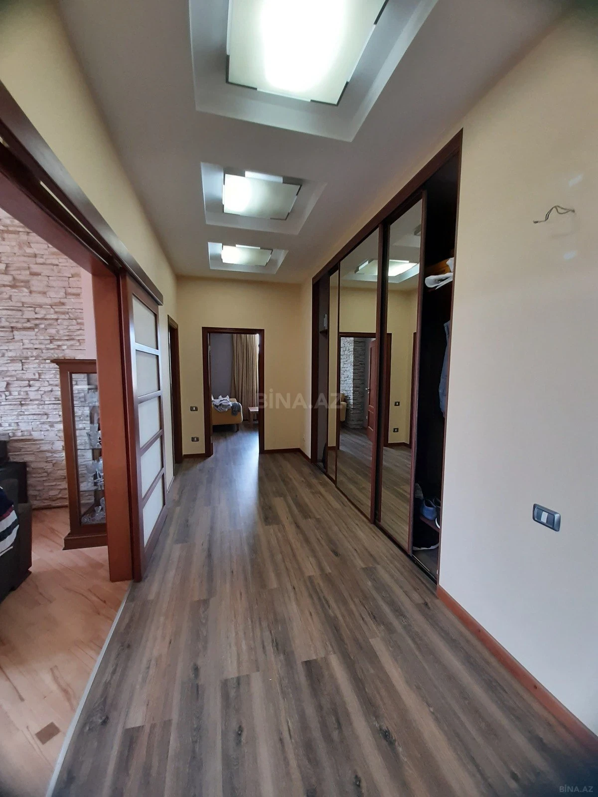 Satılır 3 otaqlı mənzil 131 m²